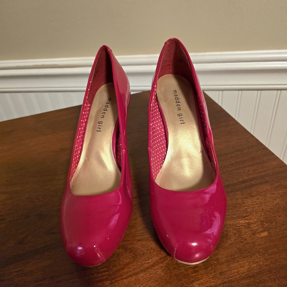 Red Madden Girl heels, size 8.5